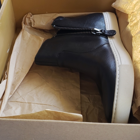 gentle souls Shoes - NIB Gentle Souls Carole Sneaker Black 9.5